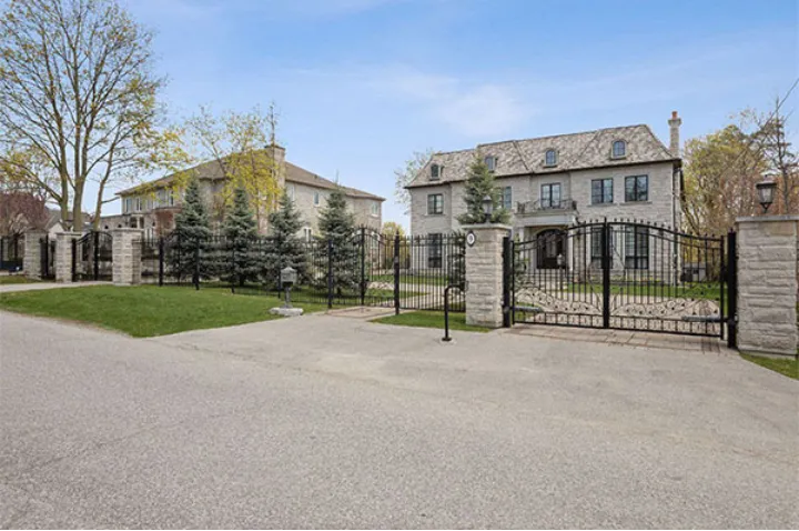 خانه‌ای مرموز ۹.۵ میلیون دلاری در وان انتاریو با نمادهای آشنا برای ایرانیان